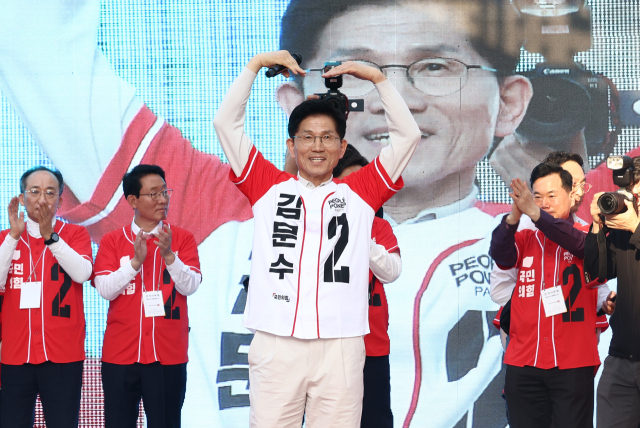 국민의힘 김문수 대선 후보가 지난 12일 대구 서문시장에서 시민들에게 하트를 만들고 있다. 연합뉴스