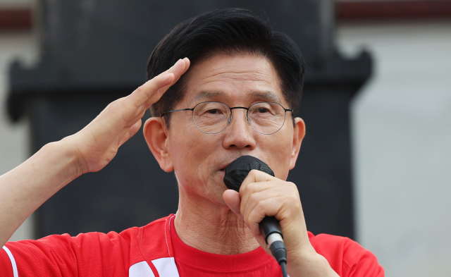 보수 '미워도 다시 한번'?…李-金 지지율 격차 한 자릿수