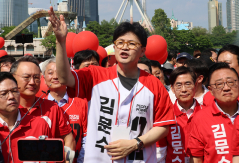 한동훈, 처음 '김문수' 적힌 옷입고 유세…