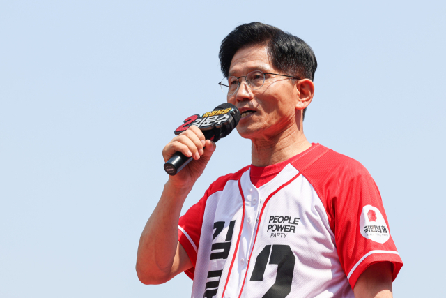 국민의힘 김문수 대선 후보가 25일 충남 보령시 대천역 광장에서 집중 유세를 하고 있다. 연합뉴스