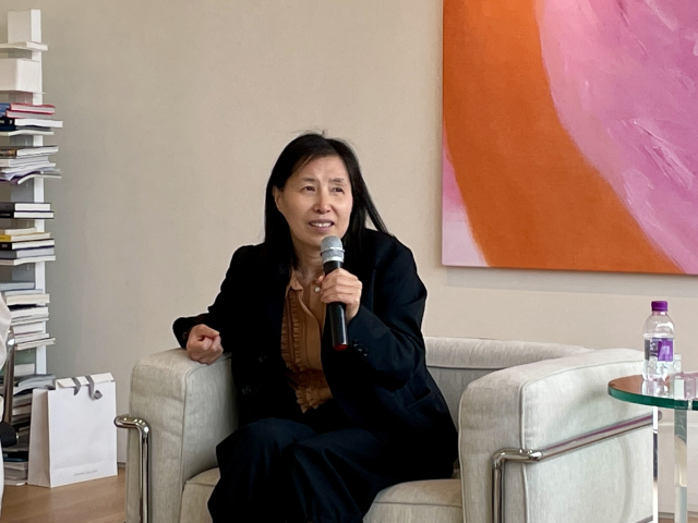 윤종숙 작가가 자신의 작품에 대해 설명하고 있다. 이연정 기자