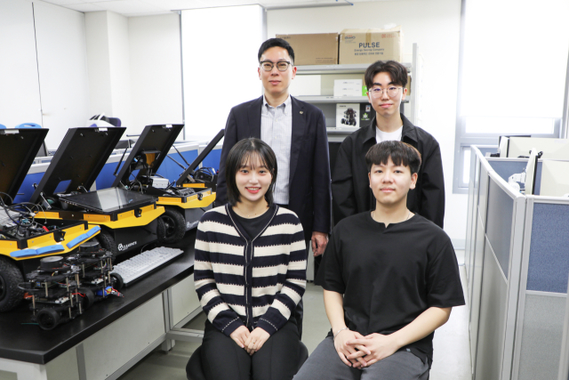 왼쪽 위부터 시계방향으로 DGIST 박경준 교수, 서현교 석사과정생, 이상훈·채지영 석박사 통합과정생. DGIST 제공.
