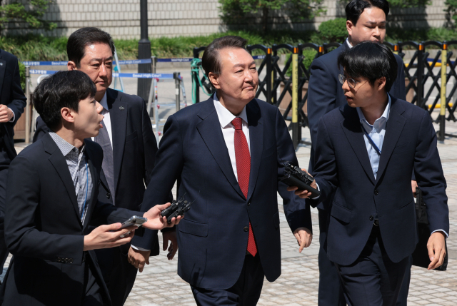 윤석열 전 대통령이 26일 서울 서초구 서울중앙지방법원에서 열린 내란 우두머리 혐의·직권남용 권리행사 방해 혐의 사건 5차 공판에 출석하고 있다. 연합뉴스