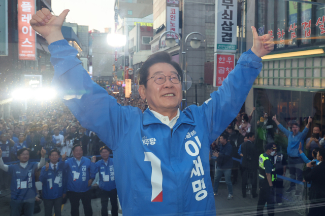 더불어민주당 이재명 대선 후보가 25일 충남 천안시 동남구 신부문화거리에서 열린 유세에서 두 팔을 번쩍 들어 인사하고 있다. 연합뉴스