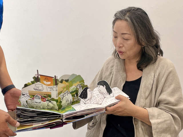 정은혜 작가의 어머니 장차현실 작가가 딸의 인생 얘기를 담은 팝업북을 소개하고 있다. 이연정 기자