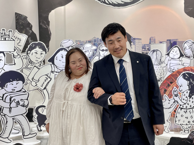 지난 24일 어울아트센터를 찾은 정은혜(왼쪽) 작가와 남편 조영남 씨. 이달 초 결혼한 부부는 인터뷰 내내 손을 꼭 잡고 있었다. 이연정 기자