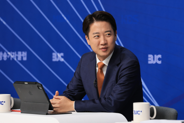 개혁신당 이준석 대선 후보가 26일 서울 양천구 한국방송회관에서 열린 한국방송기자클럽 초청 토론회에서 참석자들과 대화를 나누고 있다. 연합뉴스