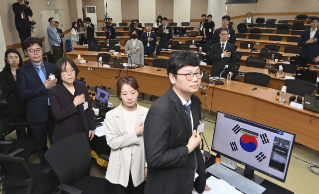 26일 경기도 고양시 사법연수원에서 열린 전국법관대표회의에서 의장을 맡은 김예영 서울남부지법 부장판사(앞줄 오른쪽 세번째)를 비롯한 참석자들이 국기에 경례를 하고 있다. 연합뉴스