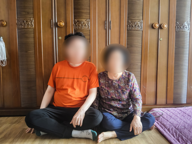 지난해 어머니가 수억 원대의 사기 피해를 당한 후 전재산을 잃고 우울증과 각종 질환에 시달리는 박영수(49·가명) 씨와 어머니의 모습. 김지효 기자