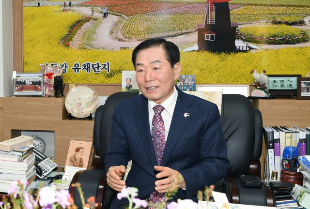 성낙인 창녕군수가 지역 현안에 대한 해결책에 대해 설명하고 있다. 창녕군 제공