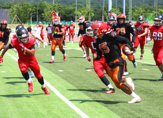 경북대 쿼터백 고승주(15번)가 25일 군위 구장에서 열린 대구경북 대학 미식축구 춘계리그 3주차 경기에 출전해 대구한의대 측면을 돌파하고 있다. 대구경북 미식축구협회 제공
