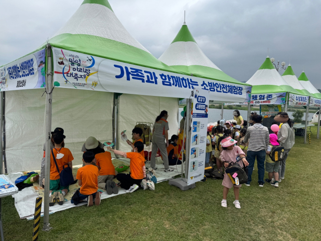 밀양아리랑 대축제기간 체험부스 운영사진. 밀양소방서 제공