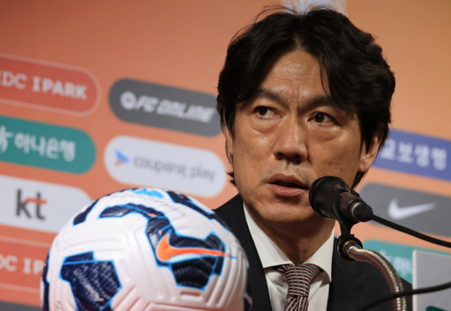 홍명보 축구대표팀 감독이 26일 서울 축구회관에서 월드컵 축구 3차 예선 6월 A매치 명단을 발표하고 질문에 답하고 있다. 연합뉴스