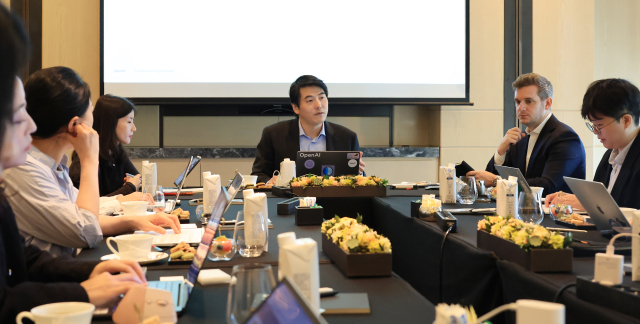 제이슨 권 오픈AI 최고전략책임자(CSO)가 26일 서울 시내 한 호텔에서 열린 미디어 라운드테이블 행사에서 발언하고 있다. 연합뉴스