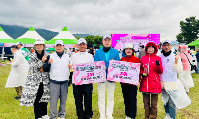제2회 대통령기 전국 파크골프대회에 입상한 영진전문대 김상록(왼쪽서 셋째), 이지호(왼쪽서 다섯째) 학생이 조진석 학과장, 학과 동기생들과 기념 촬영을 하고 있다. 영진전문대 제공