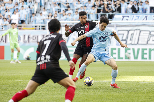 15라운드 FC서울과의 경기에서 대구FC 김현준(오른쪽)이 서울의 린가드와 몸싸움을 벌이고 있다. 대구FC 제공