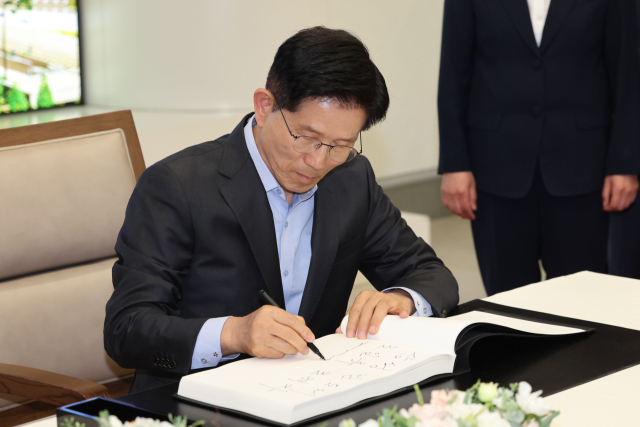 개혁신당 이준석 대선 후보가 26일 서울 양천구 한국방송회관에서 열린 한국방송기자클럽 초청 토론회에서 참석자들과 대화를 나누고 있다. 연합뉴스