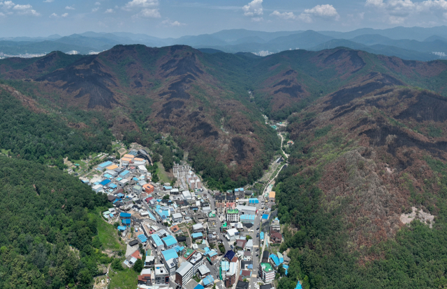 26일 대구 북구 조야동 함지산에 인접한 마을의 모습. 지난달 발생한 대구 함지산 산불로 주민들이 행정당국에 신고한 피해 건수가 100건이 넘는 것으로 조사된 가운데 장마철 산사태 위험성이 제기되고 있다. 북구청은 집중호우 시 토사가 쏟아질 위험이 큰 지역을 중심으로 골막이 설치 등 긴급 복구 작업을 진행 중이라고 밝혔다. 우태욱 기자 woo@imaeil.com