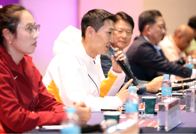 2025 구미 아시아육상경기선수권대회가 하루 앞으로 다가온 26일 오후 경북 구미시 구미복합스포츠센터에서 열린 대회 기자회견에서 우상혁(용인시청. 오른쪽)이 질문에 답하고 있다. 연합뉴스