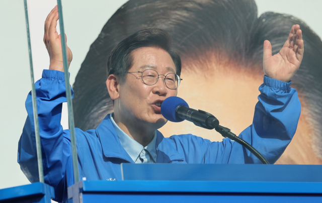 더불어민주당 이재명 대선 후보가 26일 경기 남양주시 평내호평역 광장에서 열린 유세에서 시민들에게 지지를 호소하고 있다. 연합뉴스
