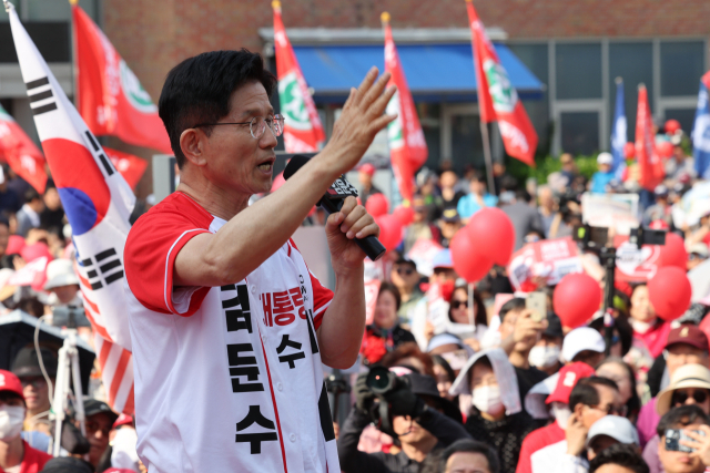 국민의힘 김문수 대선 후보가 26일 경기 용인시 용인 포은아트갤러리 광장에서 열린 집중유세에서 지지를 호소하고 있다. 연합뉴스
