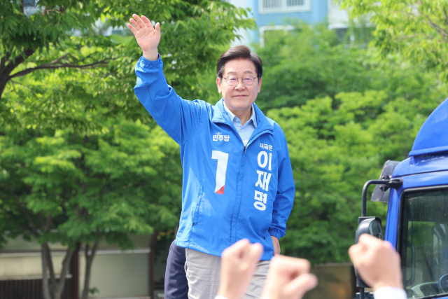 이재명 더불어민주당 대선 후보가 26일 용인시 수지구 단국대 죽전캠퍼스 앞에서 열린 유세에서 시민들에게 인사하고 있다. 연합뉴스