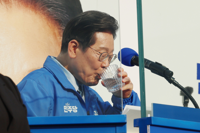 더불어민주당 이재명 대선 후보가 26일 경기 남양주시 평내호평역 광장에서 열린 유세에서 연설을 마친 뒤 물을 마시고 있다. 연합뉴스