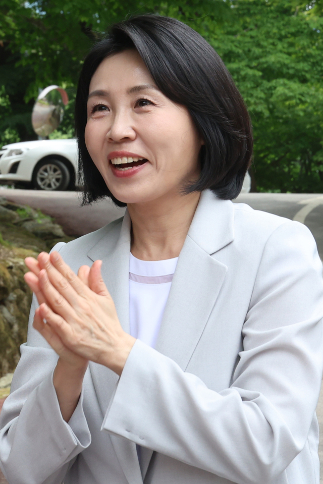 더불어민주당 이재명 대선 후보의 배우자 김혜경 여사가 지난 26일 오후 경남 합천군 해인사를 방문하고 있다. 연합뉴스