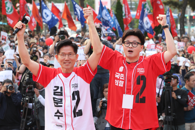 국민의힘 김문수 대선 후보가 26일 서울 도봉구 방학사거리에서 한동훈 전 대표와 집중유세를 하고 있다. 연합뉴스
