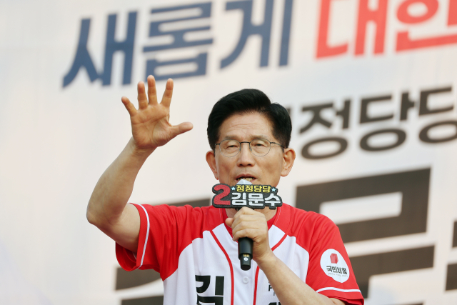 국민의힘 김문수 대선 후보가 26일 서울 도봉구 방학사거리에서 집중유세를 하고 있다. 연합뉴스