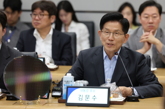 국민의힘 김문수 대선 후보가 26일 경기 평택시 삼성전자 평택캠퍼스를 방문해 간담회를 갖고 인사말을 하고 있다. 연합뉴스