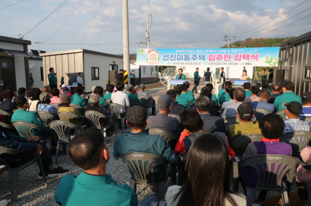 지난 26일 안동 산불 이재민을 위한 선진이동주택 입주민 입택식이 진행되는 모습. 안동시는 841동의 선진이동주택을 75개 단지로 나눠 설치를 완료했다. 안동시 제공