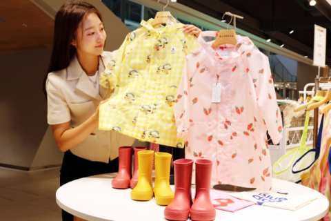 [포토뉴스] 대구 롯데백화점, 장마철 대비 아동용 레인부츠·코트 선봬 