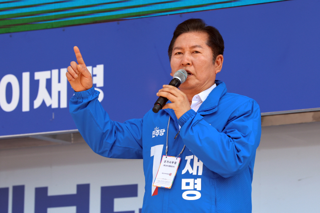 더불어민주당 정청래 골목골목 선대위 광주·전남위원장이 12일 오후 광주 동구 5·18민주광장에서 열린 광주시선대위 출정식에서 이재명 후보 지지 발언하고 있다. 연합뉴스