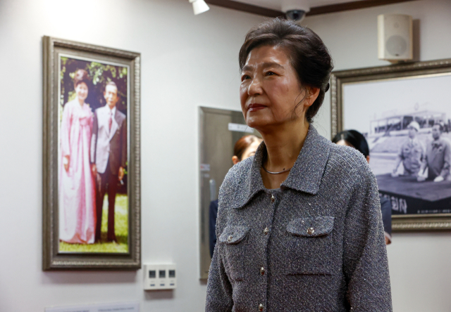 박근혜 전 대통령이 27일 오전 구미시 상모동 박정희 대통령 생가를 방문해 참배하고 있다. 매일신문DB