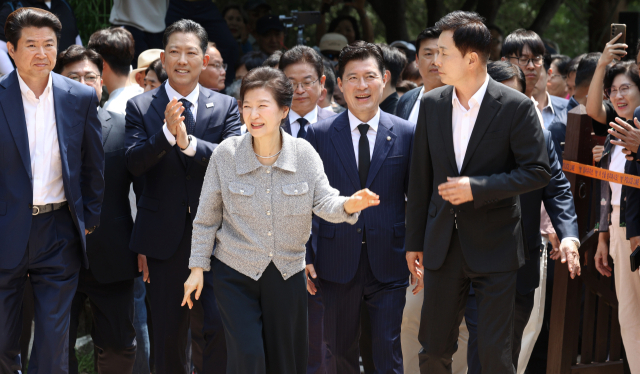 박근혜 전 대통령이 27일 오전 구미시 상모동 박정희 대통령 생가를 방문하고 있다. 김영진 기자 kyjmaeil@imaeil.com