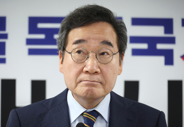 새미래민주당 이낙연 상임고문이 27일 서울 여의도 중앙당사에서 긴급 기자회견을 마친 뒤 취재진의 질문을 받고 있다. 연합뉴스