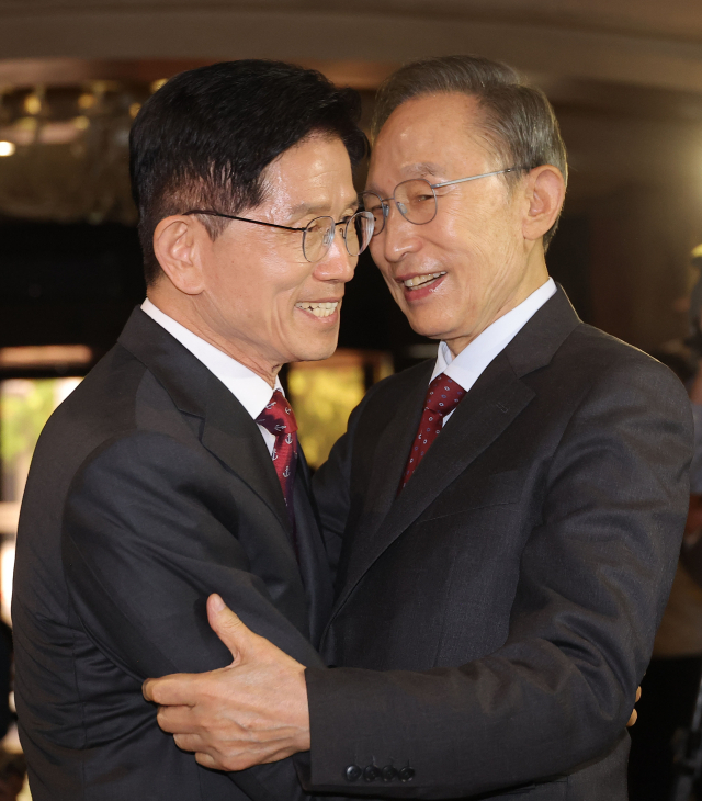 국민의힘 김문수 대선 후보와 이명박 전 대통령이 27일 서울 여의도 켄싱턴호텔에서 만나 포옹을 하고 있다. 연합뉴스