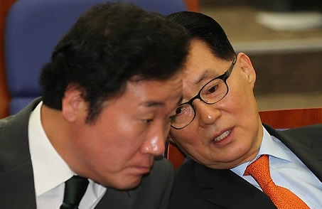 이제는 다시 볼 수 없을 가능성이 높은 장면. 14년 전이었던 2011년 2월 18일 박지원 민주당 원내대표가 이낙연 당 사무총장과 대화를 나누고 있다. 자료사진. 연합뉴스