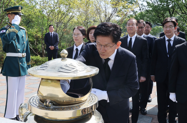 국민의힘 김문수 대선 후보가 지난 5월 4일 서울 동작구 국립서울현충원에서 김대중 전 대통령 묘역을 방문해 참배하고 있다. 연합뉴스