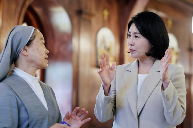 27일 오전 전남 고흥군 소록도 내 성당에서 더불어민주당 이재명 대선 후보의 배우자 김혜경 여사가 한 수녀와 이야기를 나누고 있다. 연합뉴스