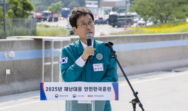 함진규 한국도로공사 사장이 지난 26일 새만금포항지선고속도로에서 실시한 재난대응 안전한국훈련에서 발언을 하고 있다. 한국도로공사 제공