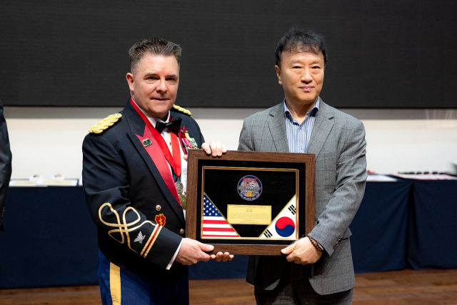 경북문화관광공사가 주한미군 물자자원사령부로부터 감사패를 받았다.