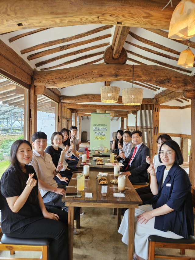 합문화공간 볕뉘에서 안병구 시장과 민원 담당 공무원들이 소담소담 토크를 진행하고 있는 모습. 밀양시 제공