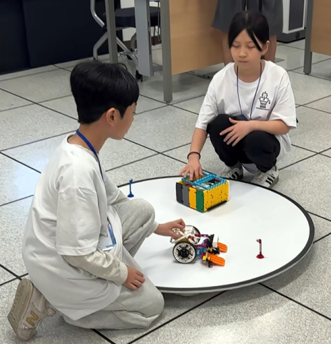 제4회 로봇융합 SW경진대회에 참가한 학생들이 로봇씨름 결승전을 치르고 있다. 계명대 제공