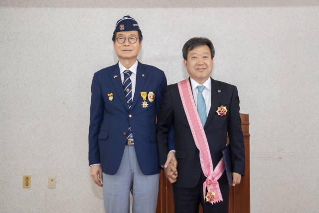 대한민국재향군인회 신상태 회장(좌측)으로부터 남한권 울릉군수(우측)가 향군대휘장을 수상했다. 울릉군 제공