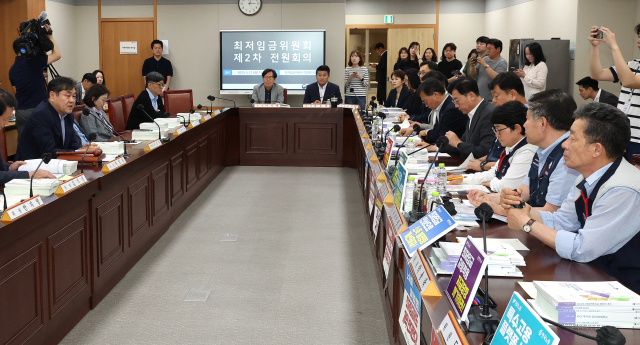 이인재 최저임금위원장이 27일 정부세종청사에서 열린 최저임금위원회 제2차 전원회의를 주재하고 있다. 연합뉴스