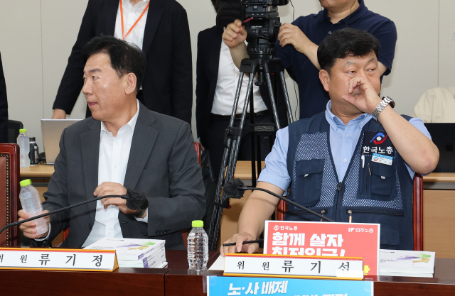 지난달 27일 정부세종청사에서 열린 최저임금위원회 제2차 전원회의에서 나란히 자리하고 있다. 연합뉴스