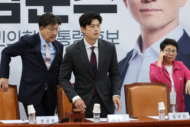 국민의힘 김용태 비상대책위원장과 권성동 원내대표가 27일 서울 여의도 국회에서 당헌·당규 개정을 위한 비상대책위원회의에 참석해 자리에 앉고 있다. 연합뉴스