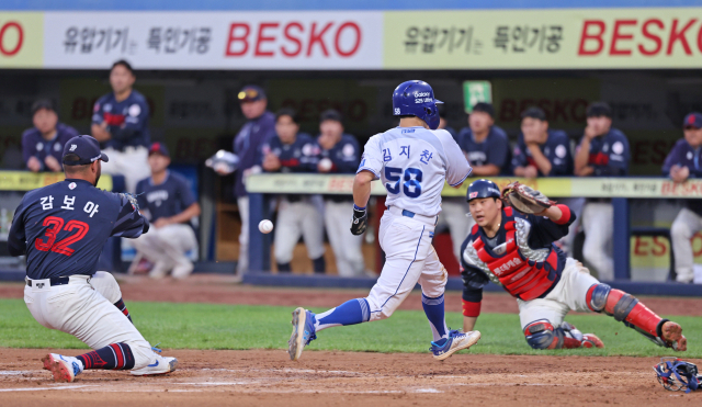 삼성 라이온즈의 김지찬이 27일 대구에서 열린 롯데 자이언츠와의 경기 2회말 상대 선발 알렉 감보아의 폭투 때 홈을 밟고 있다. 포수 유강남(오른쪽)이 공을 주워 홈으로 달려온 감보아에게 던졌으나 세이프됐다. 삼성 제공
